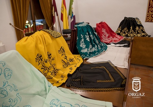 EXPOSICIÓN LABORES Y MANUALIDADES