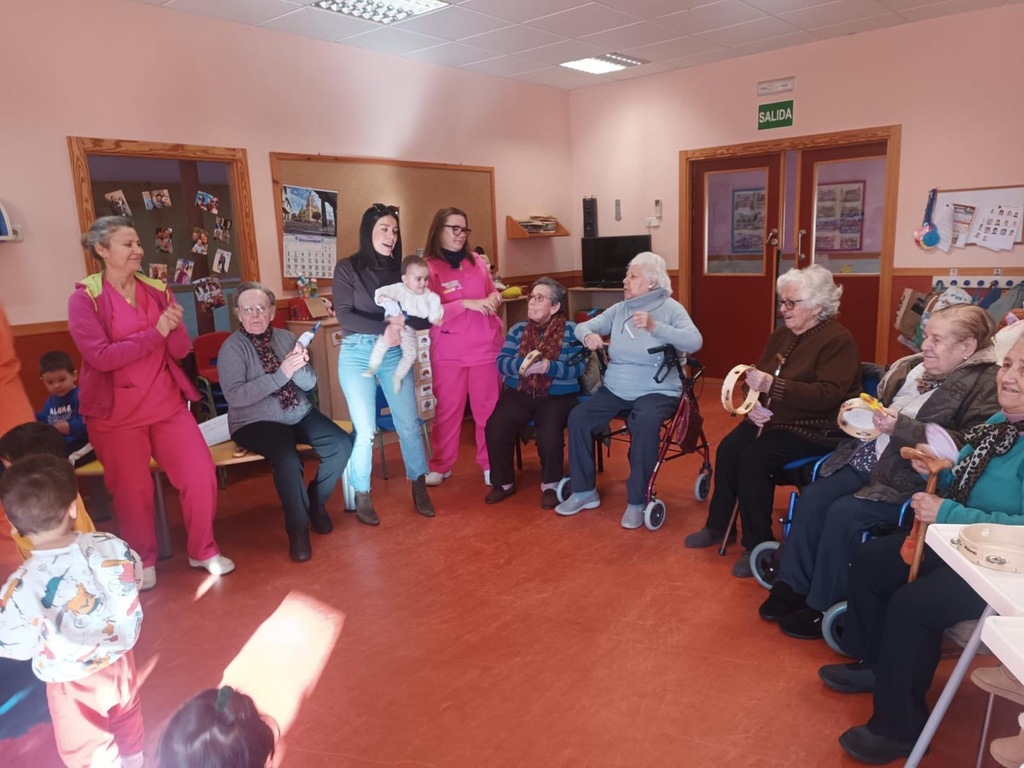 VISITA A LA ESCUELA INFANTIL DE ABUELAS DEL CENTRO DE DÍA