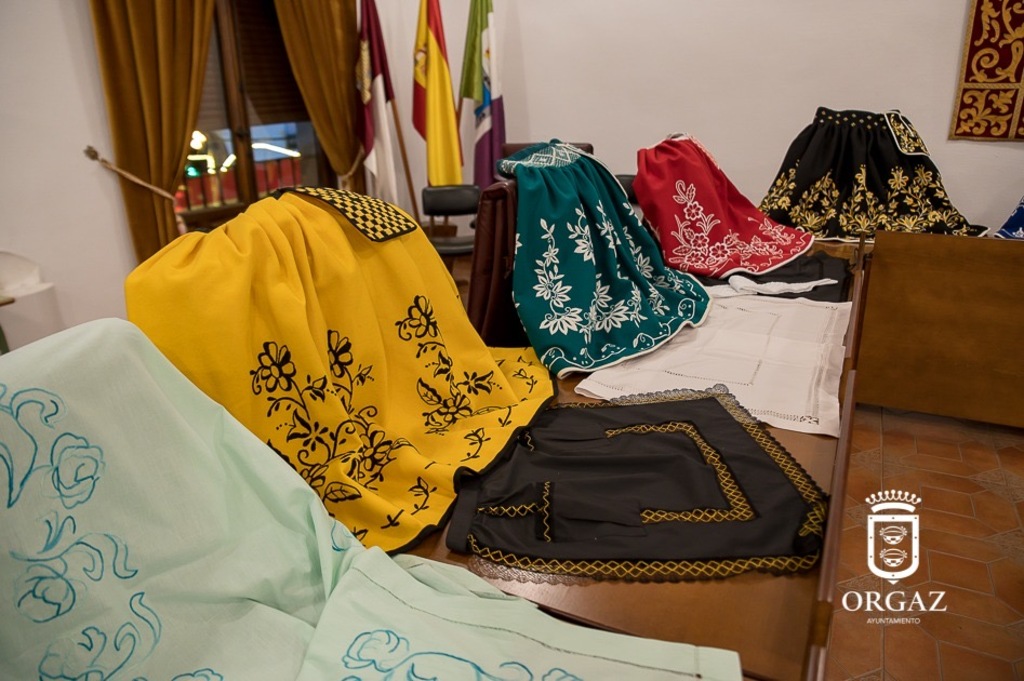 EXPOSICIÓN LABORES Y MANUALIDADES