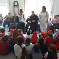 Visita de los niños del colegio a los mayores del Centro de Día y la Residencia Sagrada Familia.
