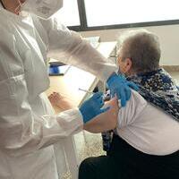 Campaña de vacunación de la gripe y la tercera dosis de la COVID en el Centro de Día